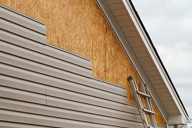 Professional Siding Contractor technician working in Franklin, OH